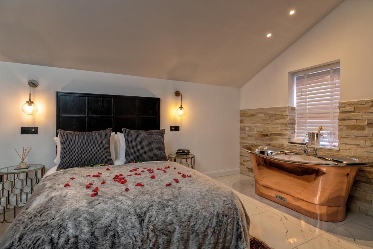 Pamper Yourself In Our Double Sized Copper Tub -2 Bedroom Villa Inverness Exterior foto